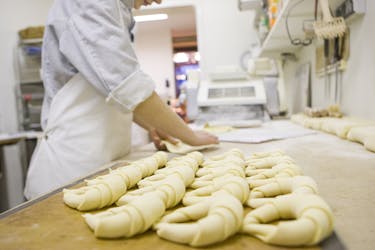 Baguetes e croissants, aula de culinária em uma padaria parisiense